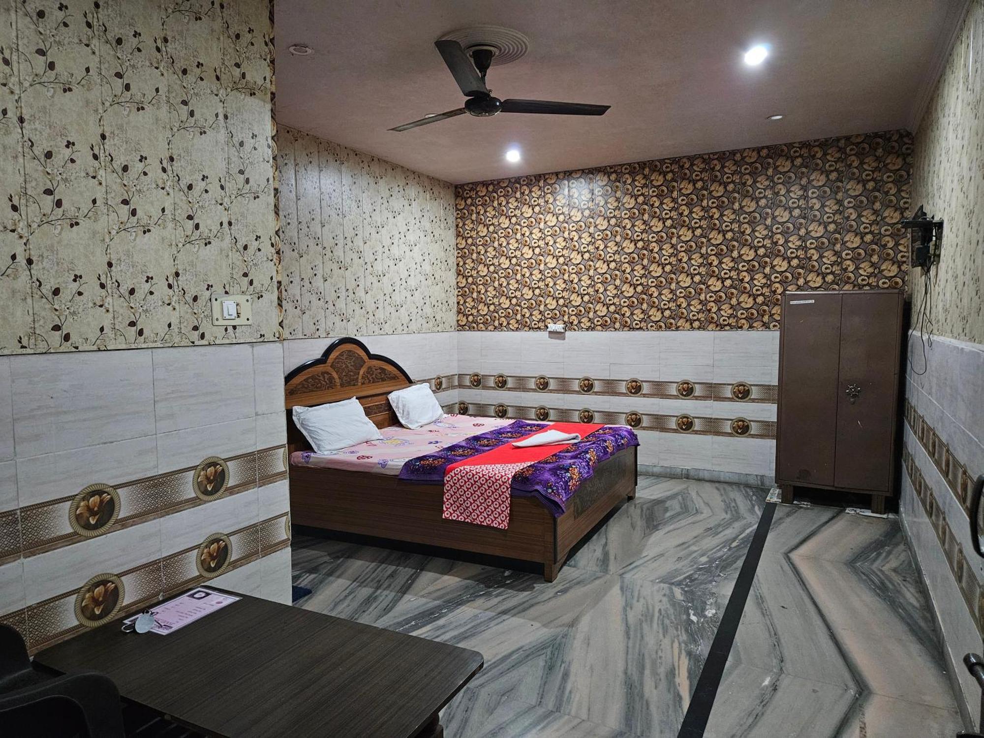 Hotel Chitrarth & Party Lawn Haldwāni Buitenkant foto